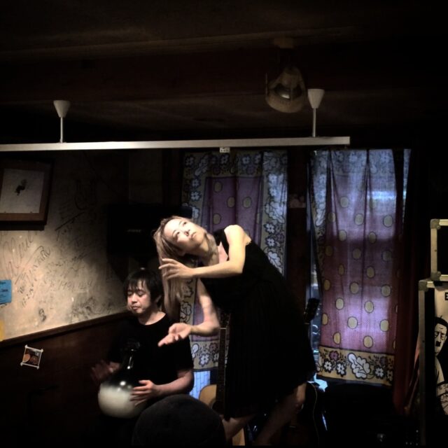 Dance with a Udu by Wota, Improvisation act “Inst Night +” @ OTIS! in Hiroshima City. Oct 12, 2025
#hiroshima #hiroshimacafe #udu #hiroshimafood #improvisation #improvisationdance #improvisarionmusic #butoh #butohdance #oddrooming #roomin #livehouse #eventvenue #hiroshimabutoh