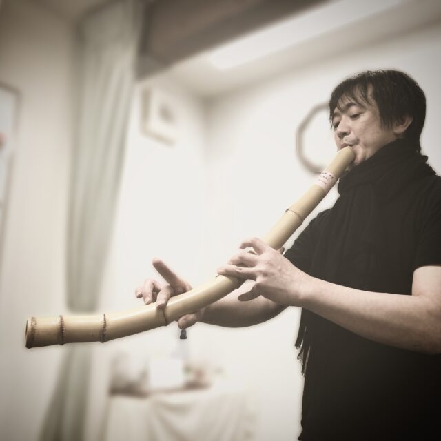 Huge and curved hotchiku trial-playing @ Mejiro 
#shakuhachi #jinashishakuhachi #improvisationmusic #hotchiku #oddrooming #rakurakumarket #舞踏 #法竹 #法竹稽古 #楽々市場 #hiroshimabutoh #wota