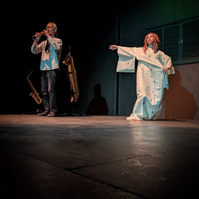 The 7th "BOOKS & BUTOH" performance feat. Katsura Yamauchi @ cafe・teatro Abierto on 5th Nov., 2025. Many thanks. photos Masaaki Tanaka san
#butoh #butoh_dance #butoh_performance #hiroshima #bookstore #improvisation #improvisationdance #improvisationmusic #hotchiku #oddrooming #hiroshimabutoh