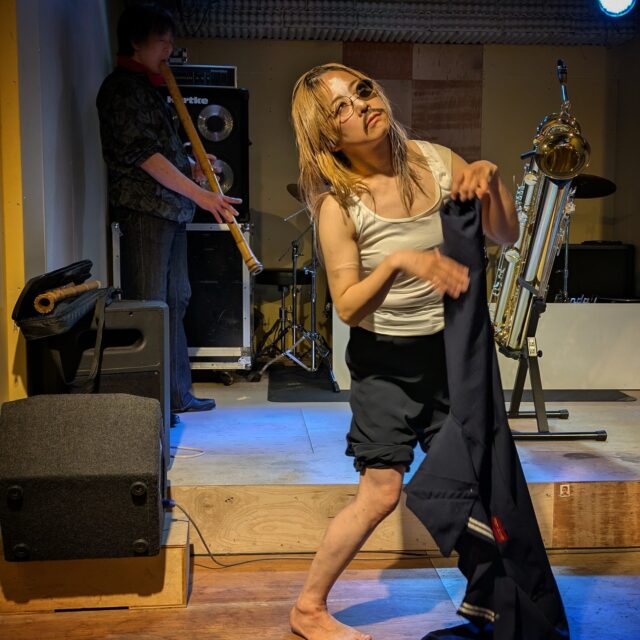 The 7th "BOOKS & BUTOH" performance feat. Katsura Yamauchi @Gangbox in Kure-city on 6th Nov., 2025. Many thanks. photos Masaaki Tanaka san
#butoh #butoh_dance #butoh_performance #hiroshima #kure #improvisation #improvisationdance #improvisationmusic #hotchiku #oddrooming #hiroshimabutoh