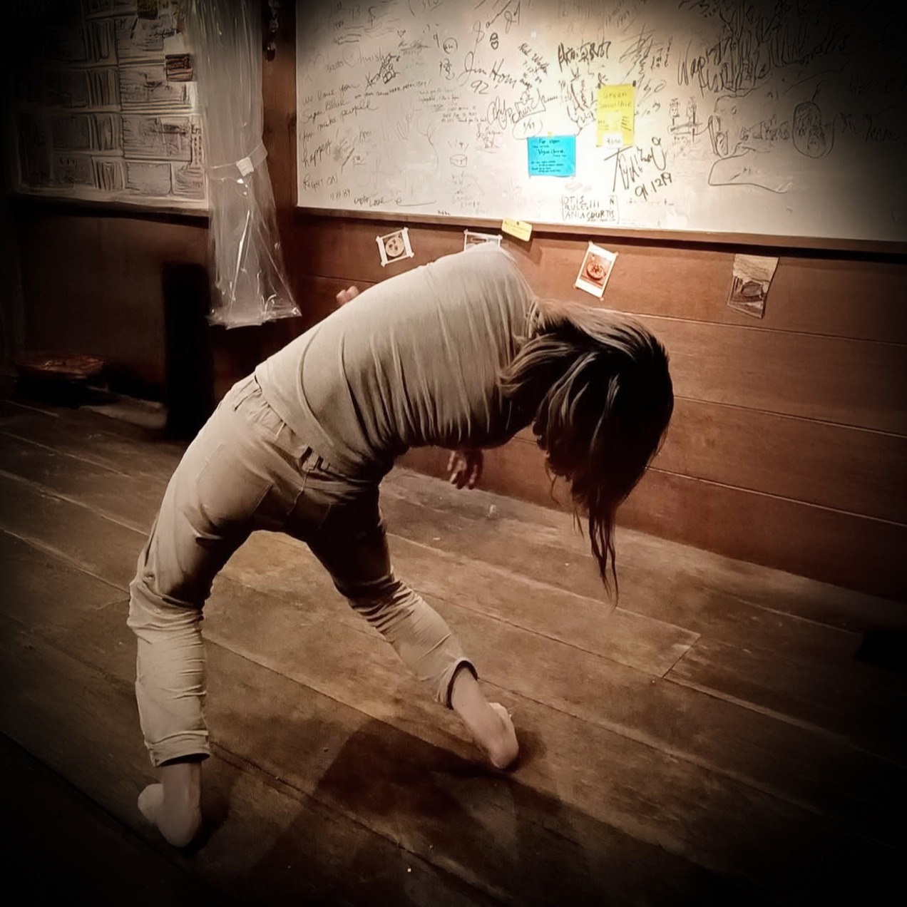 Improvisation act “Inst Night +” @ OTIS! in Hiroshima City. Dec. 14, 2025
#hiroshima #hiroshimacafe #hiroshimafood #improvisation #improvisationdance #improvisarionmusic #butoh #butohdance #oddrooming #roomin #livehouse #eventvenue #hiroshimabutoh