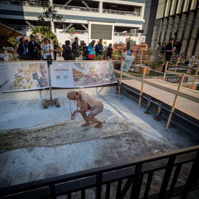 performed in "CITY SCAPE! Hiroshima" @ Kamotsuru Oasis in Hiroshima-city central Nov. 22, 2025
#hiroshimaart #improvisation #improvisationmusic #improvisationdance #shakuhachi #hotchiku #butoh #butohdance #japanesesake #oddrooming #hiroshimabutoh #streetlive #liveevent #cityscapehiroshima #kamotsuru