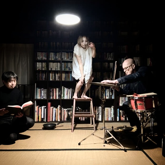 1/29ロジャー・ターナー氏との第9回「本と舞踏」無事終了しました。楽々市場を会場として初めての海外アーティストをお迎えし大勢の方にお集まりいただき感謝🙏楽々市場への期待を感じました〜ロンドンから楽々園に来てくれたロジャーさんありがとう。寒い中お立ちあいいただいた皆様方ありがとうございました🙏
The 9th "BOOKS & BUTOH" performance featuring Roger Turner had been completed at RAKURAKU MARKET in Hiroshima-City.
We welcomed our first overseas artist at RAKURAKU MARKET and were thankful that so many people gathered with us.🙏 Thanks to Roger for coming to Rakurakuen from London. Thanks for coming to all!🙏
#楽々園 #rakurakuen #hiroshima #books #楽々市場 #rakurakumarket #本と舞踏 #books_and_butoh #butoh #hotchiku #hiroshimaart #hiroshimabutoh #ブックラウンジ #booklounge #japaneseoldhouse #oddrooming #hiroshimabutoh #books_and_butoh #rogerturner